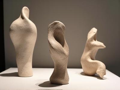 繊細な粘土のオブジェが展示されているアートギャラリー