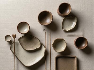 手作りの陶器の茶碗と湯呑み